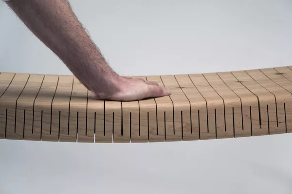 Arquiteto mexicano cria banco de madeira com estrutura flexível